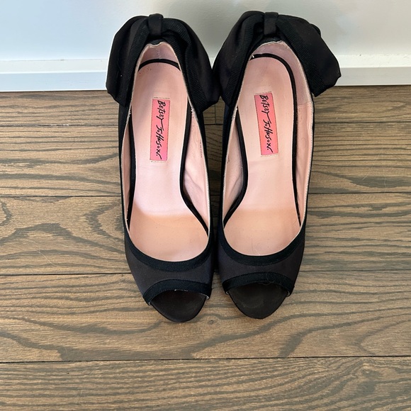 Betsey Johnson black satin heels size 8 - Picture 5 of 5